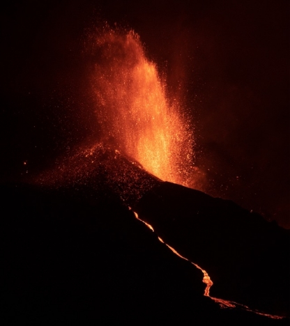 Den nya vulkanen på La Palma sprutar ut både gaser, aska och lava i allt större omfattning.