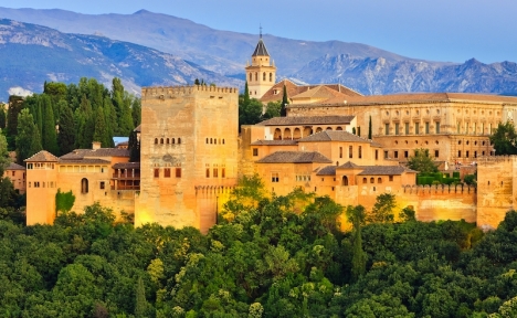 Den nya tågförbindelsen hoppas locka kryssningsturister till Granada, för att bland annat besöka palatset La Alhambra.