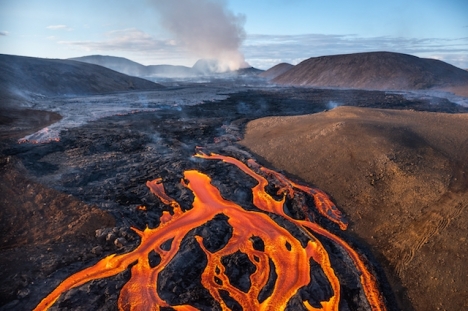 Nya lavaströmmar hotar hittills ej drabbade områden.