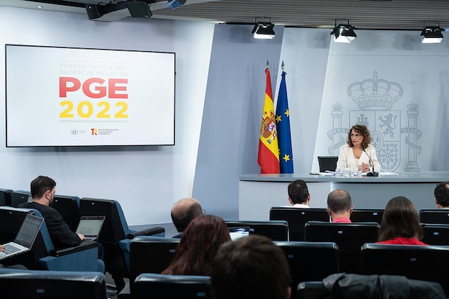 Skatteministern María Jesús Montero vid presentationen av budgetpropositionen för 2022.