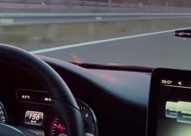 Instrumentbrädan visade tydligt i videon bilens höga hastighet.