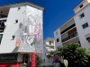 ”Estepona klär sig i blommor” vann muraltävlingen 2020. Konstverket av Susana Velasco kan beskådas vid hörnet Calle Calvario och Calle Félix Rodríguez de la Fuente.