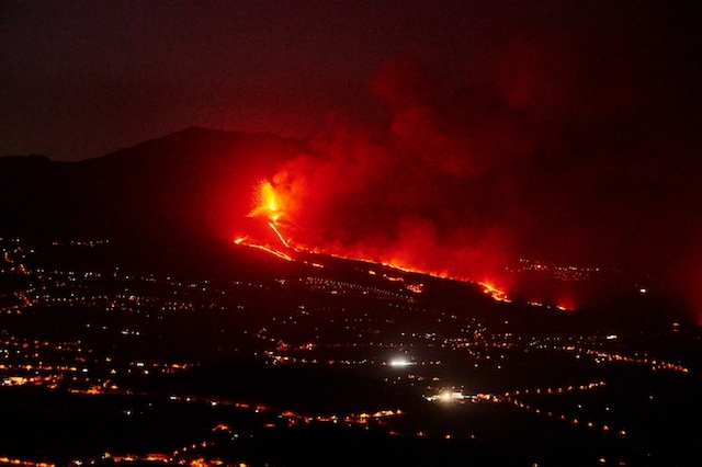 Den nya vulkanen på La Palma fortsätter efter en månads utbrott att begrava nya områden.