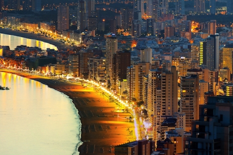 Den ovanligt höga smittfrekvensen i Benidorm tros ha samband med de höga smittsiffrorna i Storbritannien.