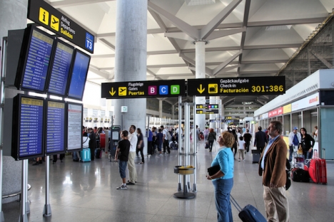 Passagerare vid avgångshallen på Málaga flygplats.
