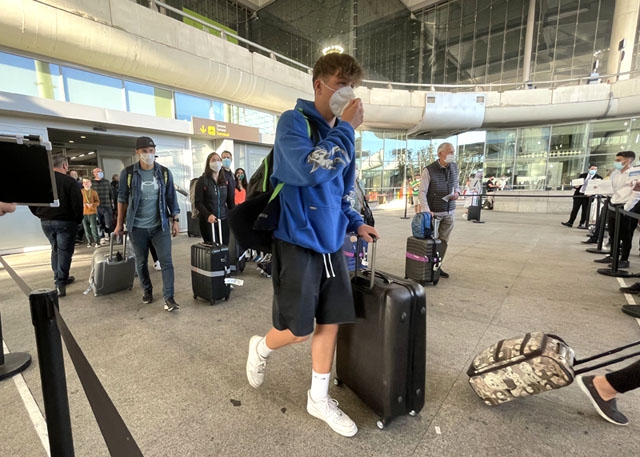 Ankommande turister vid Málaga flygplats.