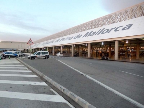 En passagerare som spelade svårt sjuk föranledde nödlandningen på Palma flygplats.