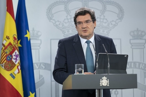 Förslaget från ministern för försäkringskassan José Luís Escrivá är att arbetsgivarna ska stå för 0,4 procent och löntagarna för 0,2 procent av höjningen.