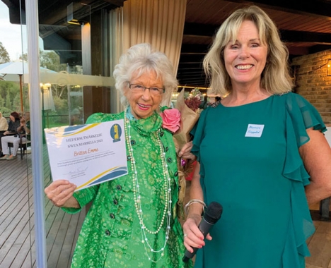Britten Emme, en av grundarna av SWEA Marbella, mottog hederstiteln ”Grande Dame of SWEA Marbella” av ordföranden Monica Tinggård.
