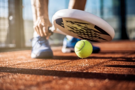 Padel har länge varit populärt i Spanien. År 2019 gick antalet padelspelare om antalet tennisspelare.
