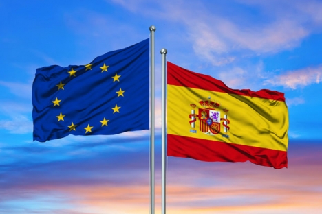 Medan den generella tillväxten i EU skrivs upp sänks förväntningarna för den spanska ekonomin kraftigt.