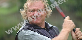 Deltagarna i tävlingen på El Chaparral Golf slöt upp mangrannt trots ihärdigt regn. På bilden är det Bengt-Åke Sevedag som visar sportsmannaanda.