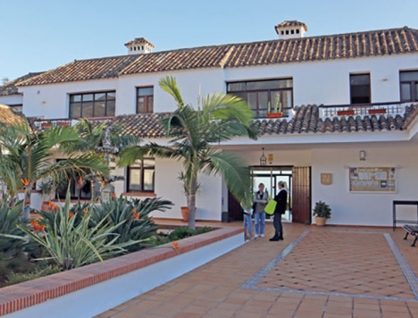Marbella International University Centre kan lätt förväxlas med en lyxresort. Här studerar elever från 95 olika länder i små klasser. Flera är dem är svenskar.