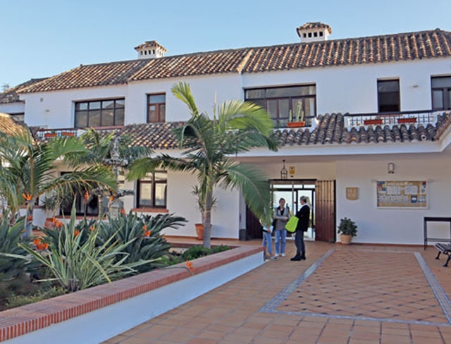 Marbella International University Centre kan lätt förväxlas med en lyxresort. Här studerar elever från 95 olika länder i små klasser. Flera är dem är svenskar.