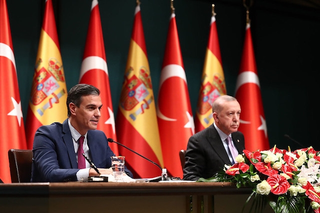 Åtgärden annonserades av Pedro Sánchez under ett besök i Turkiet.