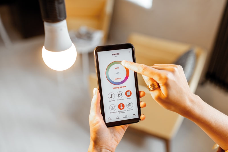 En avancerad lösning är att reglera ljusstyrkan i hemmet med hjälp av en app, men det finns betydligt enklare knep för att få myskänsla i sitt spanska hem.