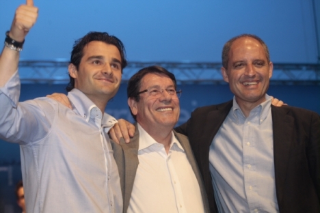 Arkivbild med Pedro Ángel Hernández Mateo i mitten och tidigare regionalpresidenten i Valencia Francisco Camps till höger.
