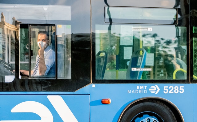 Många uppger fortfarande att de undviker kollektivtrafiken av rädsla för att bli smittade.