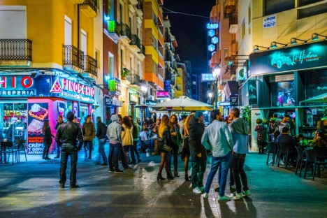 I städer som Alicante blir det påbud på Covid-intyg inte bara på nattklubbar, utan även större restauranger.