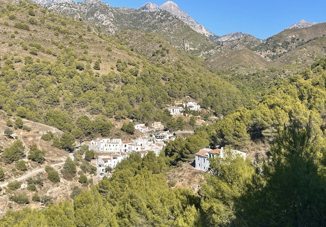 El Acebuchal ligger undangömt i en dal vid naturparken Sierra de Tejeda, Almijara y Alhama.