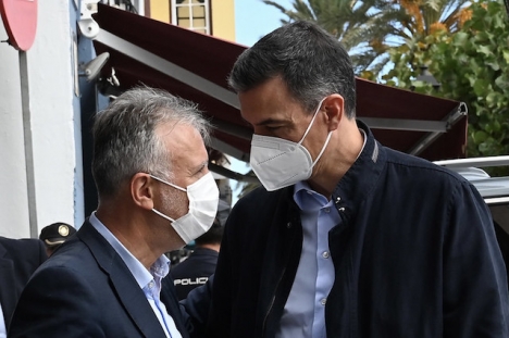 Regeringschefen Pedro Sánchez med den kanariska regionalpresidenten Ángel Víctor Torres, under ett av sina besök på La Palma sedan vulkanutbrottet startade 19 september.
