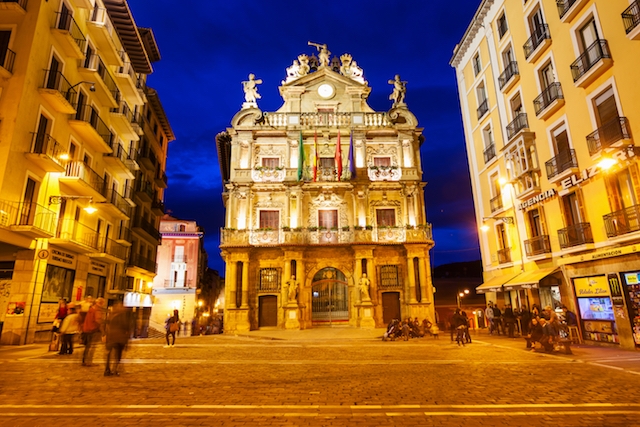 I Navarra är smittfrekvensen just nu sju gånger så hög som i Andalusien. Bilden är från Pamplona.