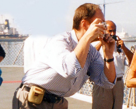 Sydkustens chefredaktör fotograferar med den första första digitala kameran, ombord på HMS Carlskrona 2001.
