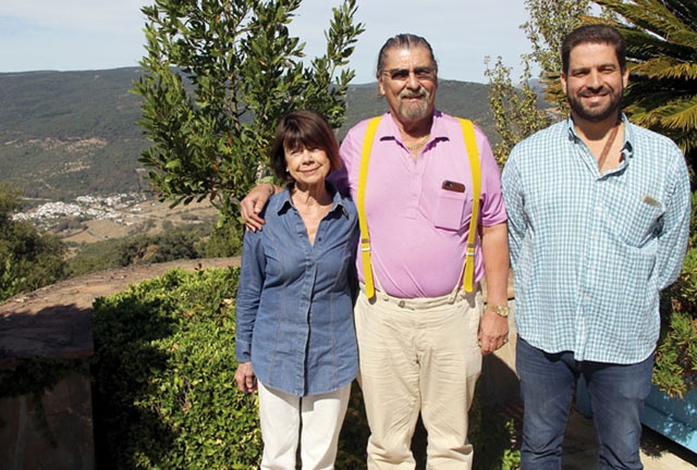 Rickard Enkvist i mitten, med hustrun Ingalill och den ansvarige för vinproduktionen på Bodega Cezar, Jose Manuel Cózar Cabañas. I bakgrunden syns byn El Colmenar, där Enkvist nu även har ett lanthotell.