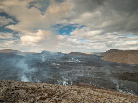 Även om vulkanutbrottet skulle bekräftas vara över släpper både kratern och lavaströmmarna fortfarande ut giftiga gaser.