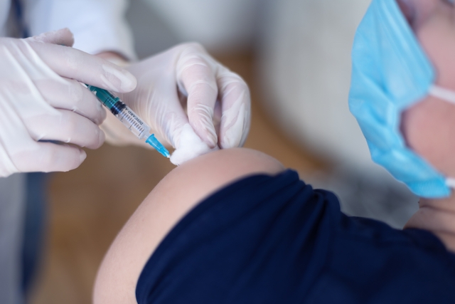 Extra dos rekommenderas sex månader efter de tidigare och efter endast tre månader för de som vaccinerats med AstraZeneca eller Janssen.