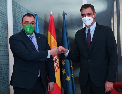 Regionalpresidenten i Asturien Adrián Barbón (PSOE) har fått läggas in på sjukhus. Här i ett foto (till vänster) med regeringschefen Pedro Sánchez från september i år.