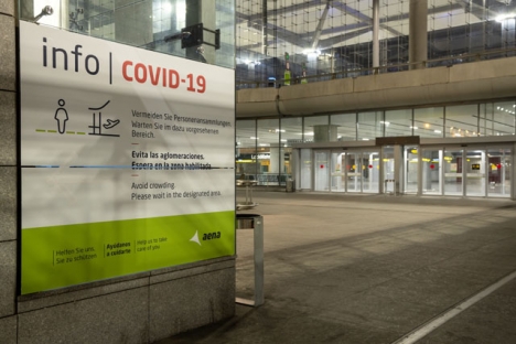 Skylt med Covid-information vid Málaga flygplats.