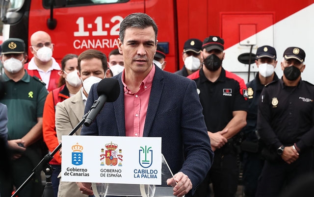 Regeringschefen Pedro Sánchez annonserar nya rekordsiffror när det gäller smittfall, men betydligt lägre andel allvarliga fall än tidigare under pandemin.