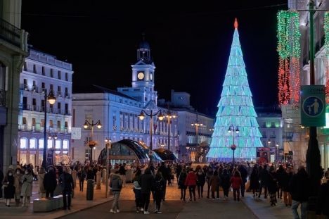 Medan det i Galicien inte är tillåtet att samlas alls med andra än de samboende är Madrid en av få städer i hela Europa som kommer att fira nyårsklockorna.