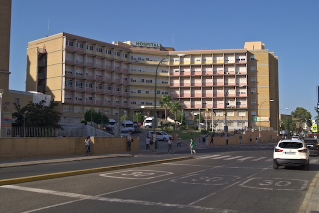 Smittfrekvensen sjönk det senaste dygnet i Andalusien, men samtidigt registrerades 28 nya dödsfall, vilket är den högsta siffran på fyra månader. Bilden visar sjukhuset Vírgen del Rocío, i Sevilla.