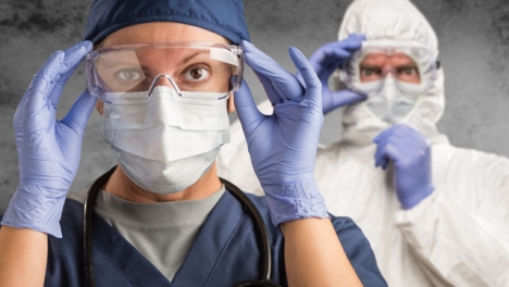 I början av pandemin fick vårdpersonalen i Alicante ett munskydd var i veckan.