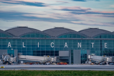 Policía Nacional bekräftar de två gripandena på Alicantes flygplats.