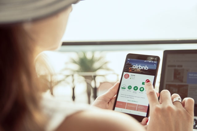 Högsta domstolen ger Airbnb rätt och menar att det inte är hyresportalernas ansvar att se till att bostäderna har alla papper i ordning.