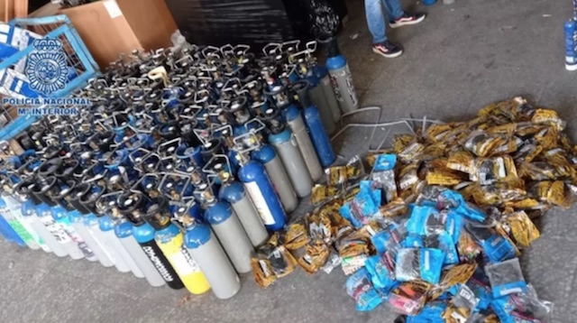 Några av flaskorna som beslagtagits. Foto: Policía Nacional
