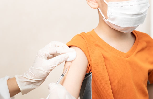 Vuxna som smittats av Covid-19 ska vänta fem månader med att erhålla tilläggsdos, medan barn under tolv år fortsatt ska vaccineras efter åtta veckor.