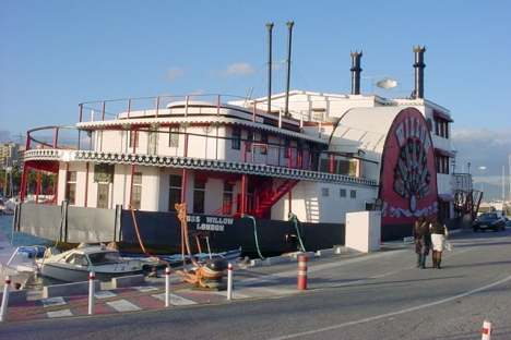 Willow är en replika av en mississippibåt som ligger obrukad sedan flera år i Puerto Marina.