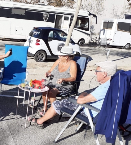 Barbro och Bo Svenssons vinterresa har inte slutat som de önskat sig. Nu väntar Barbro ensam i husbilen på parkeringen till universitetssjukhuset i Torrevieja. Foto: Privat