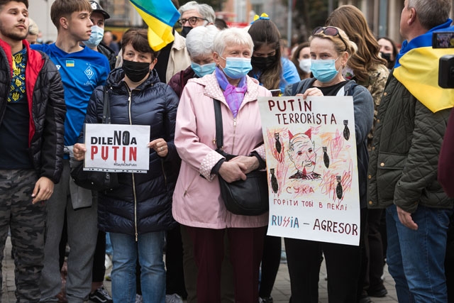 Demonstration mot invasionen av Ukraina utanför Rysslands ambassad i Madrid.