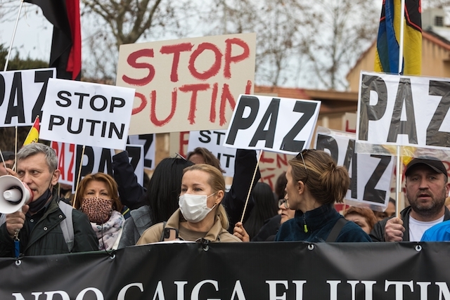 Demonstration utanför Rysslands ambassad i Madrid.