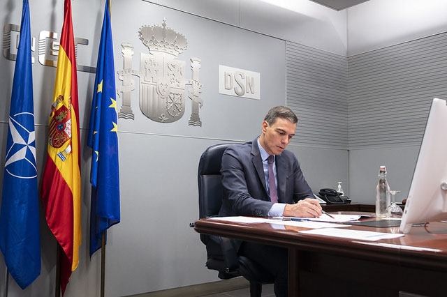 Spaniens regeringschef Pedro Sánchez har ändrat sig och annonserar direkt vapenhjälp till Ukraina.