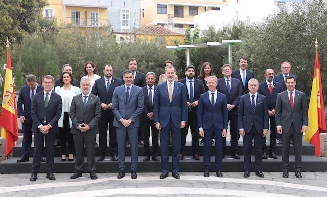 Regeringschefen Pedro Sánchez och kung Felipe med samtliga regionalpresidenter i Spanien. Foto: Casa Real