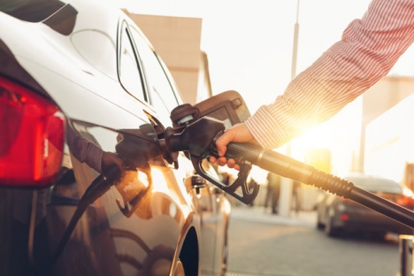 Samtliga användare kommer att få ett avdrag på minst 20 cent per liter vid tankning av bensin eller diesel.