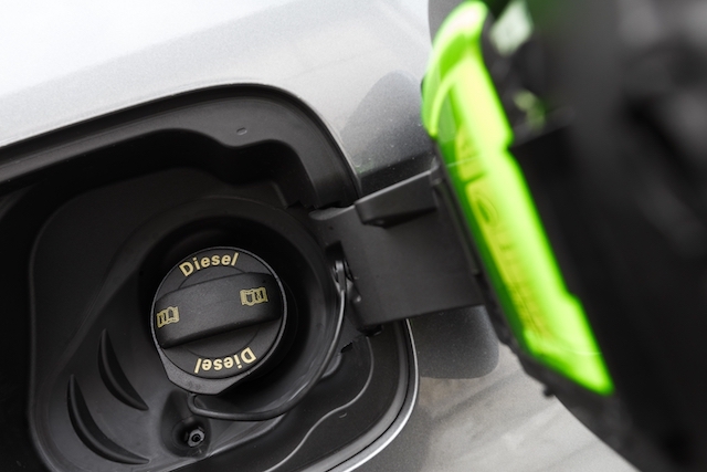 Från och med 1 april räknas minst 20 cent av på det officiella literpriset på bränsle, just som dieselpriset noterat nytt rekord och gått om bensinpriset.