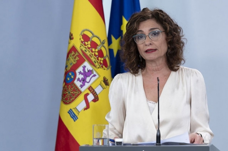 Skatteministern María Jesús Montero betonar att inga nedskärningar gjorts i den sociala budgeten.