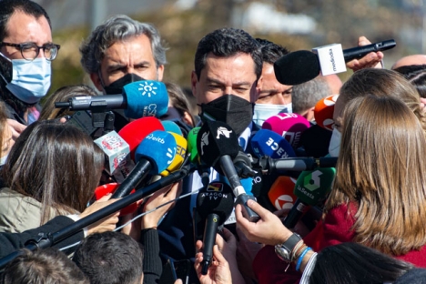 Den andalusiske regionalpresidenten Juanma Moreno vill behålla påbudet på munskydden under de kommande massfesterna i april och början av maj.